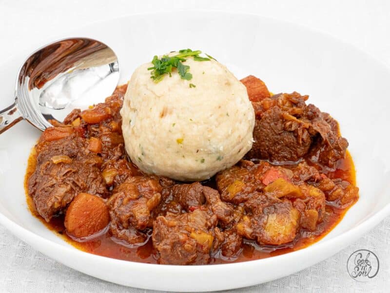 Gulasch mit Semmelknödel