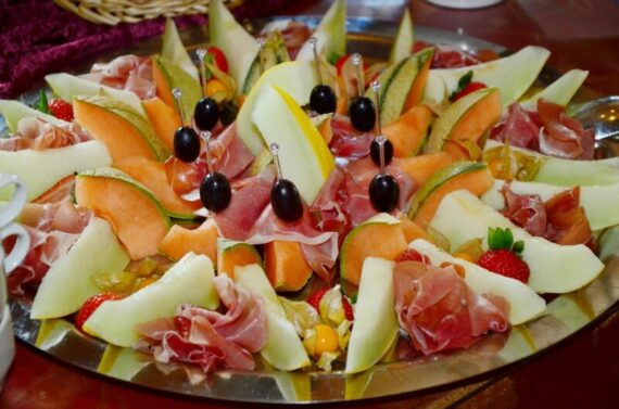 Melone mit Schinken, süße Honigmelone und Galiamelone mit Serrano ...