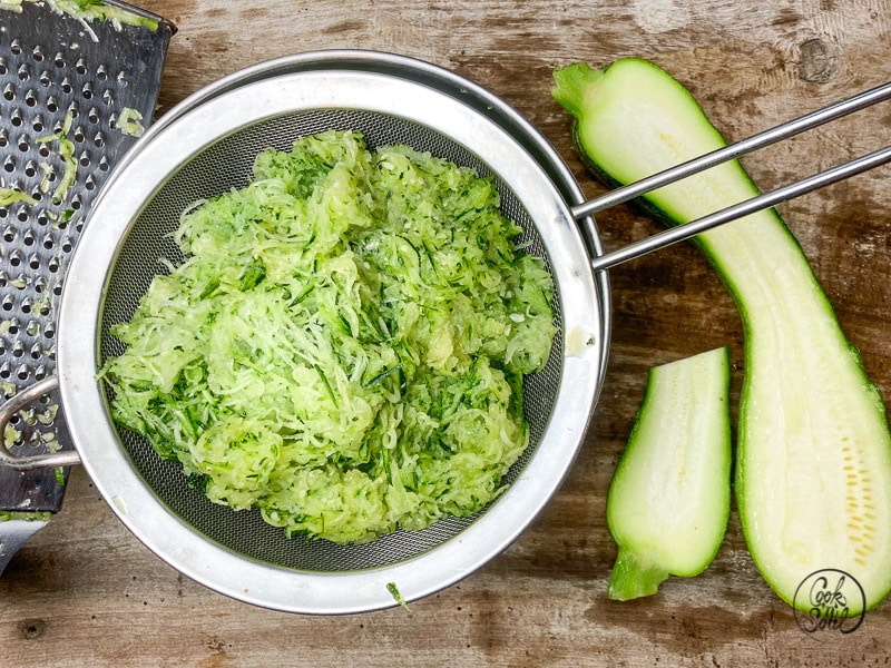 Zucchini zubereiten salzen