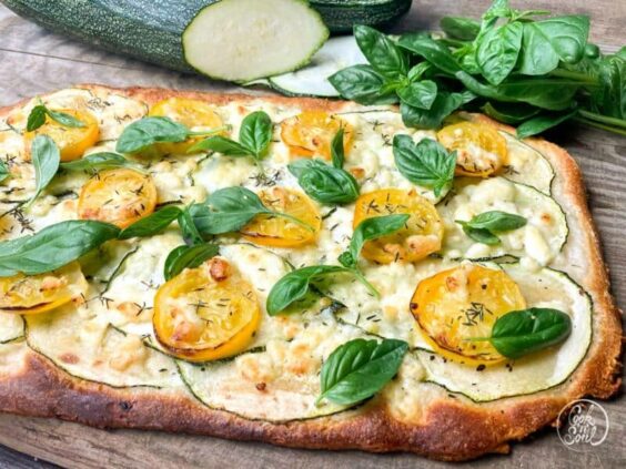 Zucchini Pizza mit Ricotta, Sesam und Basilikum