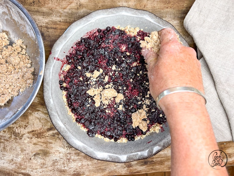 Haferflocken Crumble mit Blaubeeren