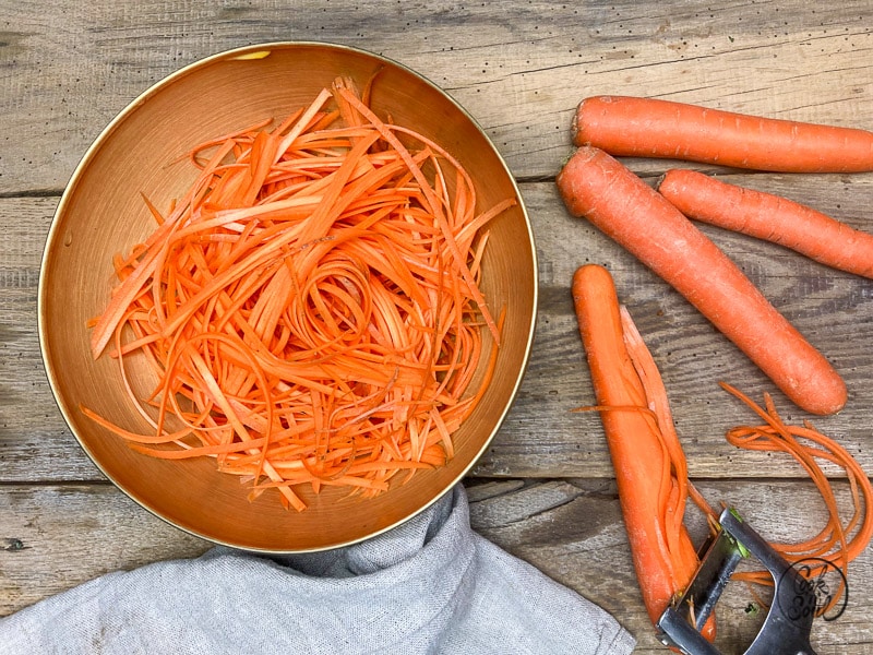 Karotten Spaghetti schneiden