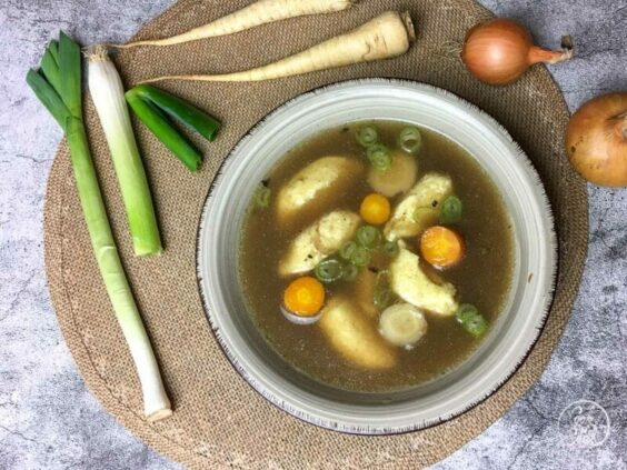 Grießnockerlsuppe: nach bayerischer Art – Cook & Soul Grießnockerlsuppe: nach bayerischer Art – Cook & Soul