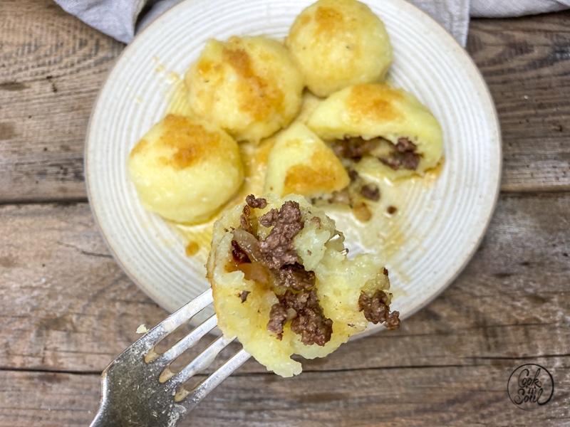 Beilagen zum Weihnachtsbraten gefüllte Knödel