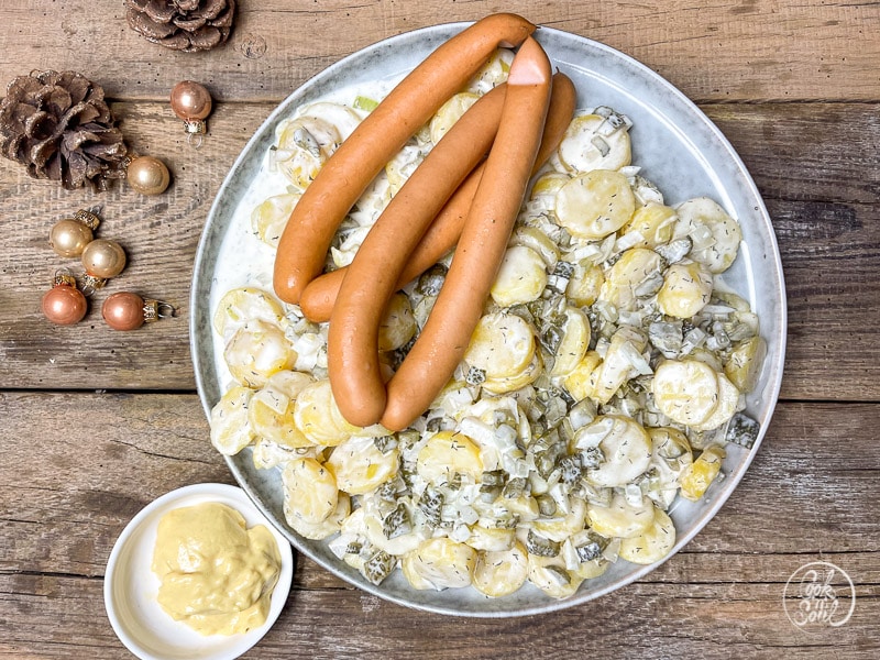 Weihnachtsessen Kartoffelsalat mit Würstchen