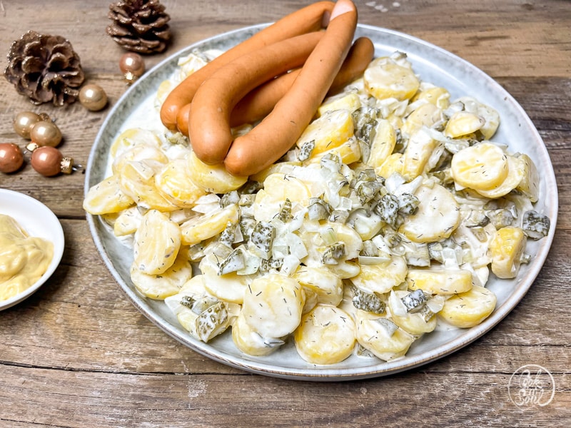 Weihnachtsessen Kartoffelsalat mit Wiener Würstchen