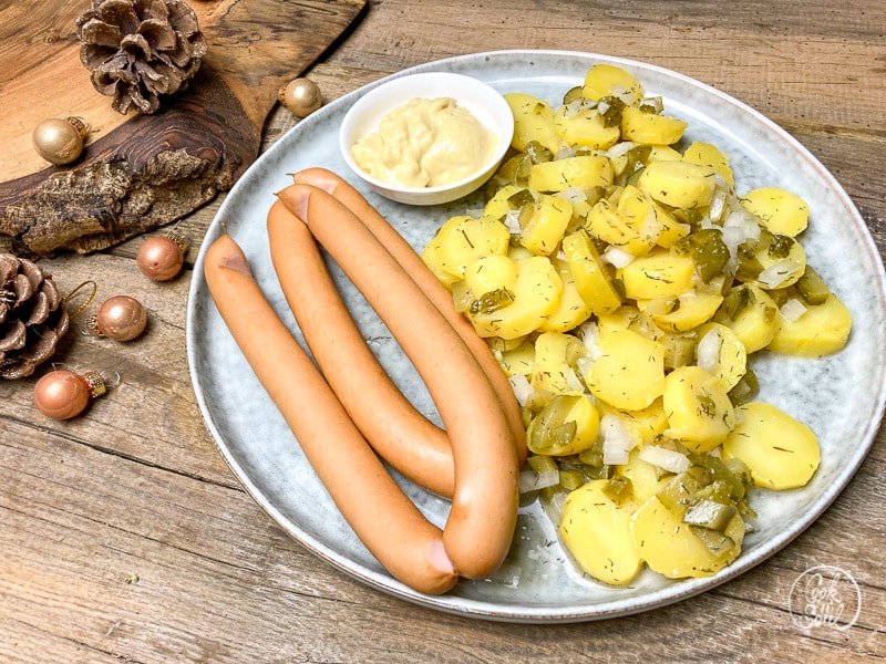 Weihnachtsessen Kartoffelsalat mit Würstchen