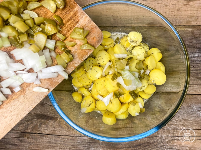 Weihnachtsessen Kartoffelsalat mit Würstchen