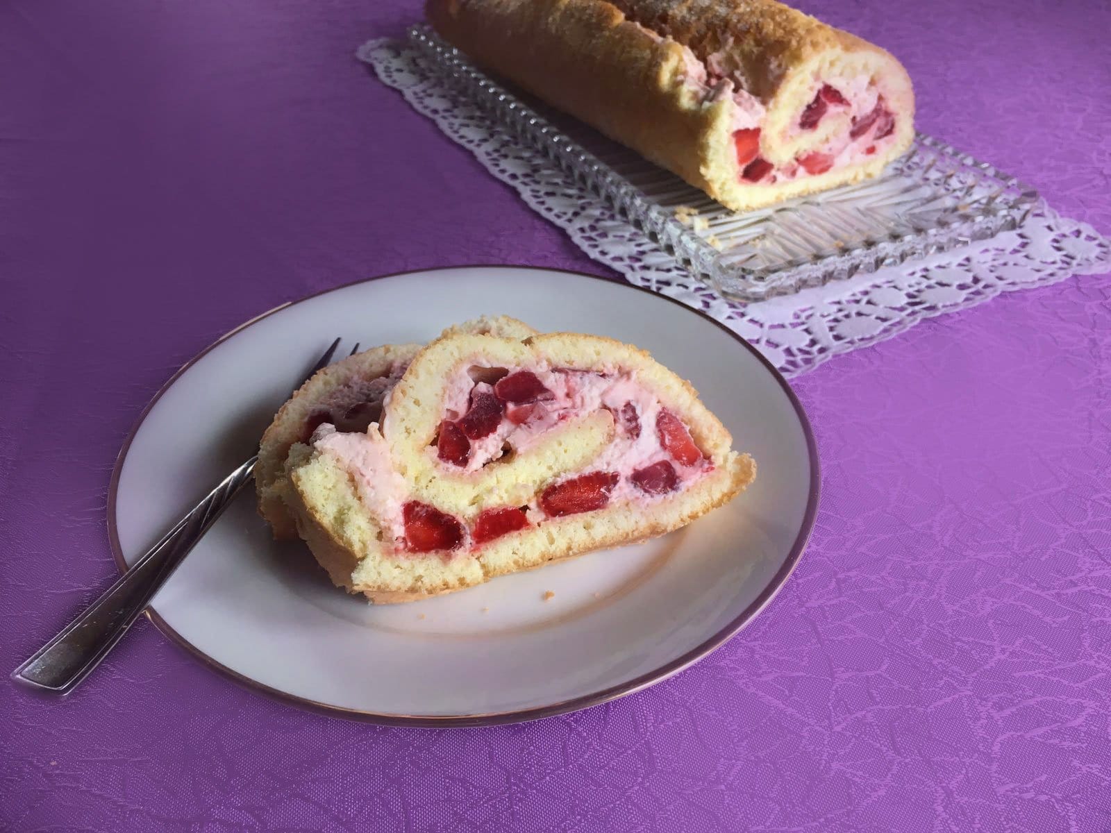 Biskuitrolle mit sahniger Erdbeerfüllung – Cook & Soul Biskuitrolle mit sahniger Erdbeerfüllung – Cook & Soul